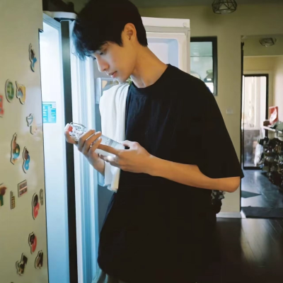 海水与礁石相互碰撞玫瑰迎着夏日盛放