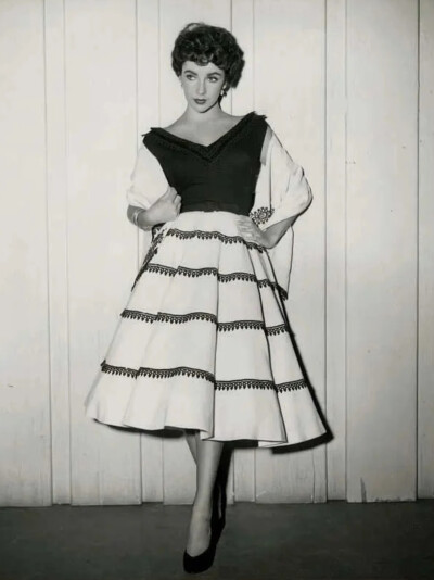 伊丽莎白·泰勒在1953年电影《玉女云裳》幕后服装造型图