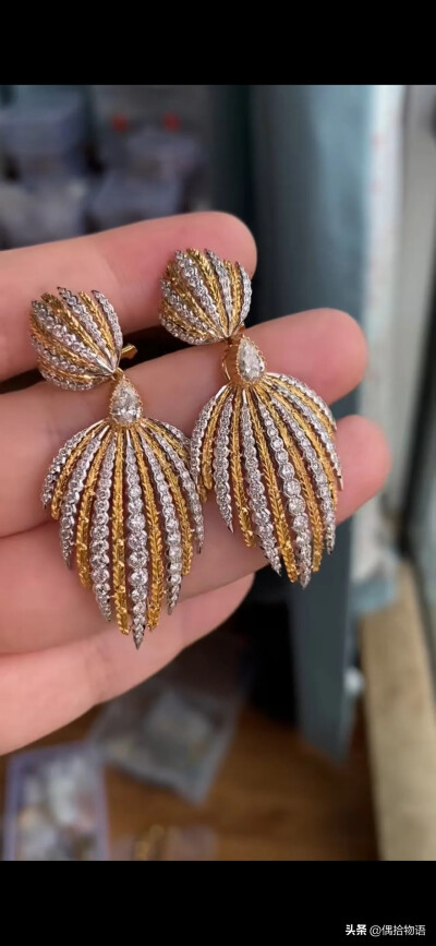 ～丰收的麦穗 day and night 款 很多钻石 ，2个都可以取下，有一个可以做吊坠及胸针，一物多用的好珠宝 18k 耳坠上的金工錾刻非常漂亮～钻石7-8克拉 18k 16.7g