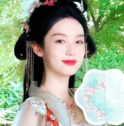 
雨打轻舟，水映花楼。
原图早就偏航了