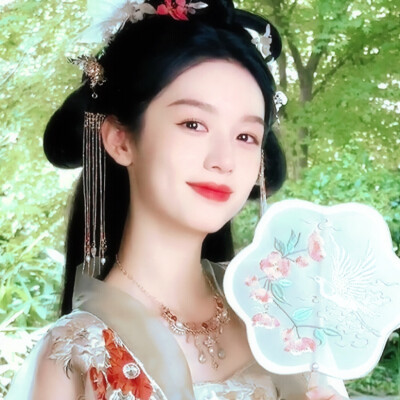 
雨打轻舟，水映花楼。
原图早就偏航了