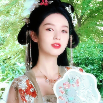 
雨打轻舟，水映花楼。
原图早就偏航了