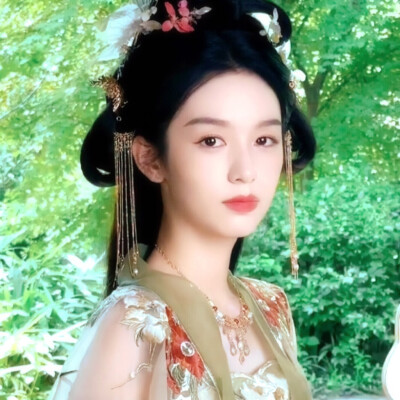 
雨打轻舟，水映花楼。
原图早就偏航了