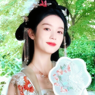 
雨打轻舟，水映花楼。
原图早就偏航了