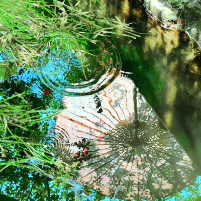 
雨打轻舟，水映花楼。
原图早就偏航了