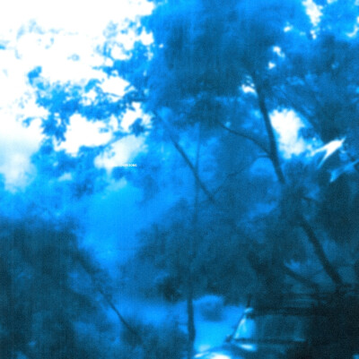 下雨天人和人保持距离 亲密的人更加亲密