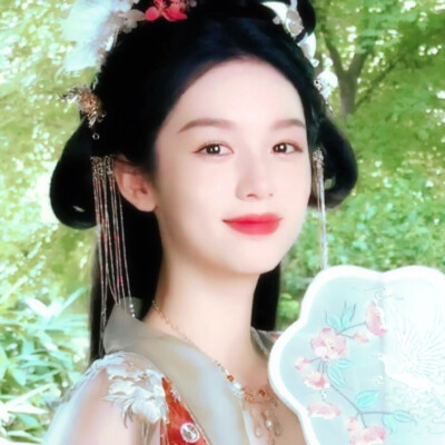 
雨打轻舟，水映花楼。
原图早就偏航了