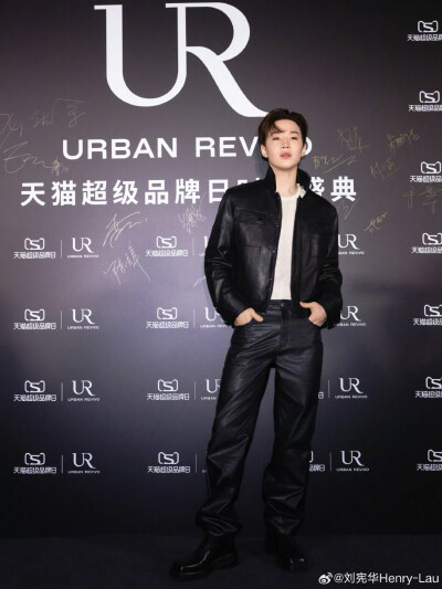 刘宪华Henry-Lau：
很开心见证了一场音乐与潮流的创新盛宴，非同凡响！和@URBANREVIVO 一起PLAY FASHION吧！#UR2025天猫超级品牌日时尚盛典##URWHOUR玩味时尚自成一派# ​