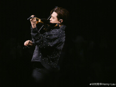 刘宪华Henry-Lau：
很开心见证了一场音乐与潮流的创新盛宴，非同凡响！和@URBANREVIVO 一起PLAY FASHION吧！#UR2025天猫超级品牌日时尚盛典##URWHOUR玩味时尚自成一派# ​