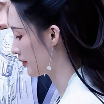 世人谈我功过 俱可一笑置之 唯独你喜怒哀乐 常在我心头