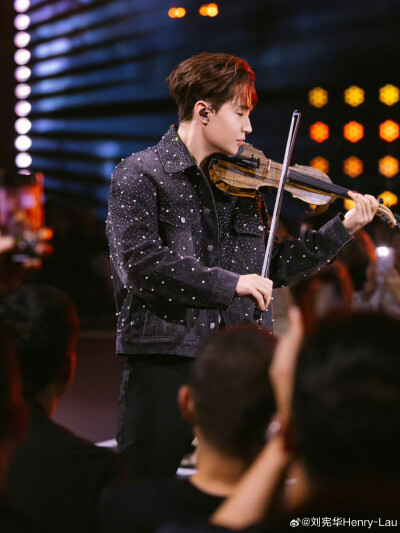 刘宪华Henry-Lau：
很开心见证了一场音乐与潮流的创新盛宴，非同凡响！和@URBANREVIVO 一起PLAY FASHION吧！#UR2025天猫超级品牌日时尚盛典##URWHOUR玩味时尚自成一派# ​