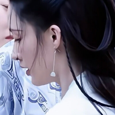 世人谈我功过 俱可一笑置之 唯独你喜怒哀乐 常在我心头