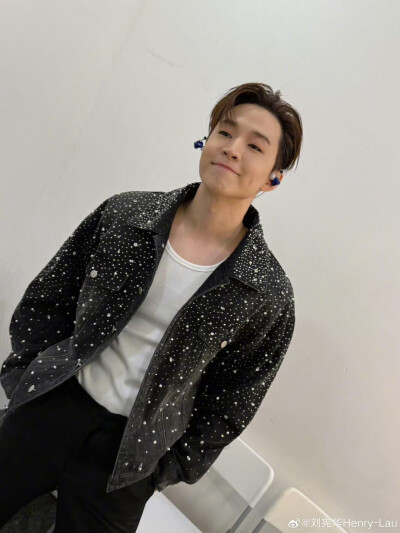刘宪华Henry-Lau：
今天演出玩的很开心～
拍了好玩的转场
我们下次见！
#追live日历# ​​​