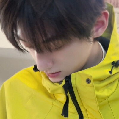 对面的男孩看过来…
