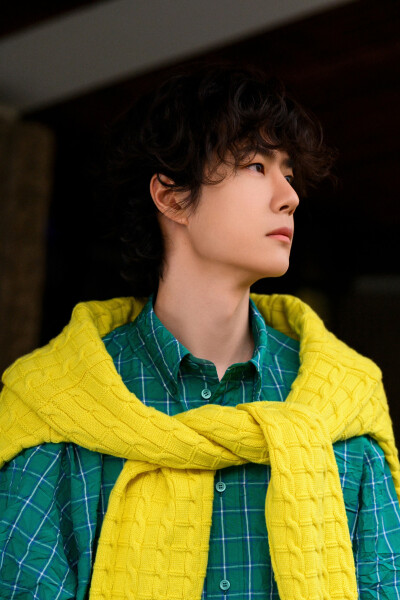 YIBO-OFFICIAL：
#王一博巴黎时装周#
风过瞬息，衣摆飞扬。以折痕为载体，用光影做律动，感知纯粹色彩下的鲜活叙事，待会见！@UNIQ-王一博 ​​​