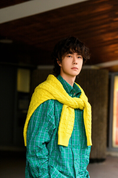 YIBO-OFFICIAL：
#王一博巴黎时装周#
风过瞬息，衣摆飞扬。以折痕为载体，用光影做律动，感知纯粹色彩下的鲜活叙事，待会见！@UNIQ-王一博 ​​​
