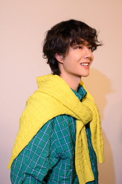 YIBO-OFFICIAL：
#王一博巴黎时装周#
秀场浮光，风格永驻，当感性迸发与理性沉淀相映成辉，跃动的色彩生长出绚丽的轮廓。@UNIQ-王一博 ​​​