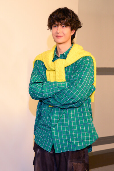 YIBO-OFFICIAL：
#王一博巴黎时装周#
秀场浮光，风格永驻，当感性迸发与理性沉淀相映成辉，跃动的色彩生长出绚丽的轮廓。@UNIQ-王一博 ​​​