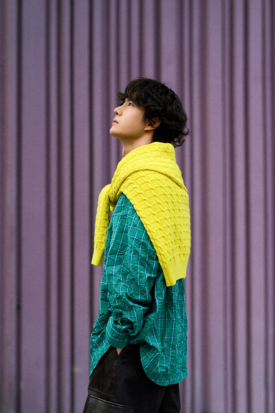YIBO-OFFICIAL：
#王一博巴黎时装周#
风过瞬息，衣摆飞扬。以折痕为载体，用光影做律动，感知纯粹色彩下的鲜活叙事，待会见！@UNIQ-王一博 ​​​