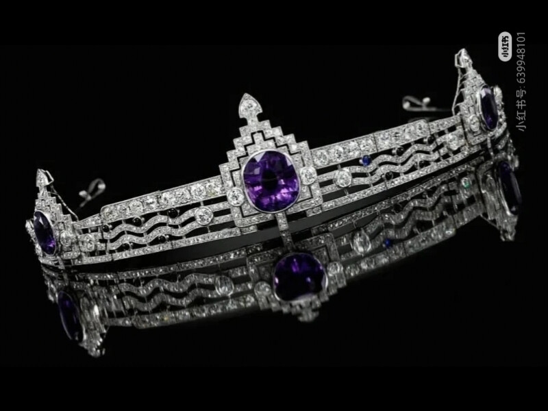 卡地亚紫水晶冠冕。1920年代的卡地亚作品，由钻石、紫水晶、蓝宝石和黑玛瑙组成。