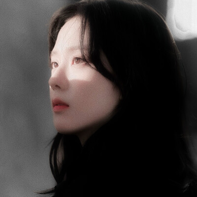 冬雪同飘落的花瓣 垂在眼睫