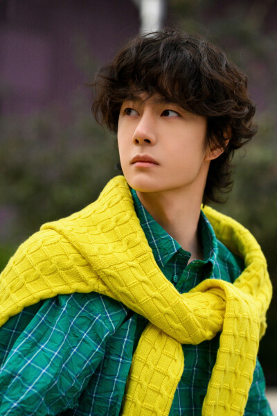 YIBO-OFFICIAL：
#王一博巴黎时装周#
风过瞬息，衣摆飞扬。以折痕为载体，用光影做律动，感知纯粹色彩下的鲜活叙事，待会见！@UNIQ-王一博 ​​​