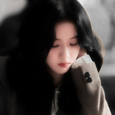 冬雪同飘落的花瓣 垂在眼睫