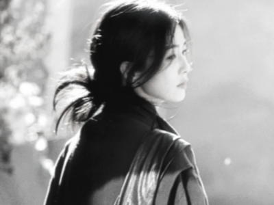 疲惫如细密的藤蔓 早已悄悄缠绕住四肢百骸，让每一次动作都带着无形的拉扯感