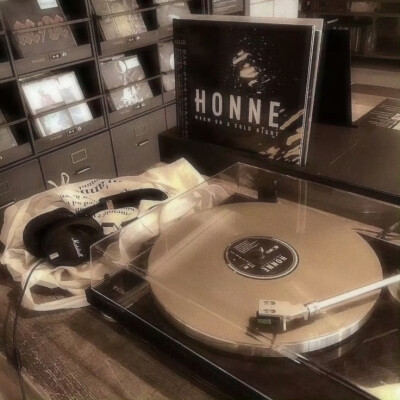 在记忆的废墟里，我独自翻找你的影子