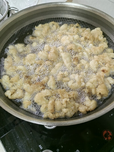 帮朋友熬的一锅猪油，大概5斤多点花了一个小时，切大块不用焯水清洗干净放锅里，加看着是三分之一的水