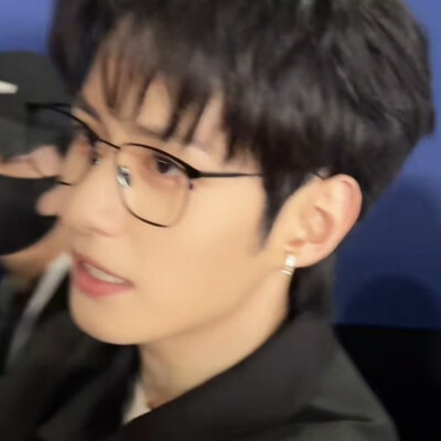 闺蜜你咋帅成这样了