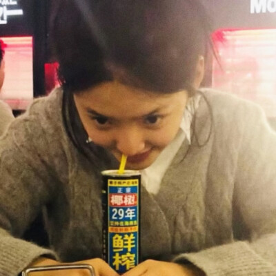 不要看她低垂的眼眸……