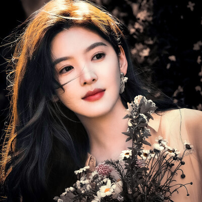 在记忆的废墟里，我独自翻找你的影子