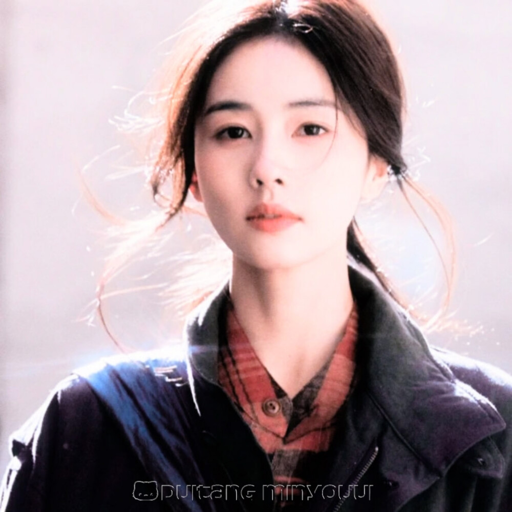 疲惫如细密的藤蔓 早已悄悄缠绕住四肢百骸，让每一次动作都带着无形的拉扯感