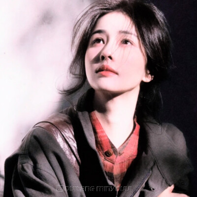 疲惫如细密的藤蔓 早已悄悄缠绕住四肢百骸，让每一次动作都带着无形的拉扯感