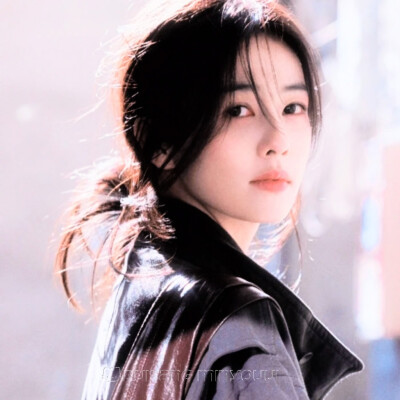 疲惫如细密的藤蔓 早已悄悄缠绕住四肢百骸，让每一次动作都带着无形的拉扯感