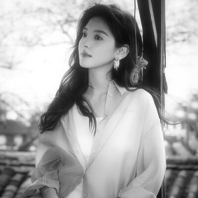 在记忆的废墟里，我独自翻找你的影子