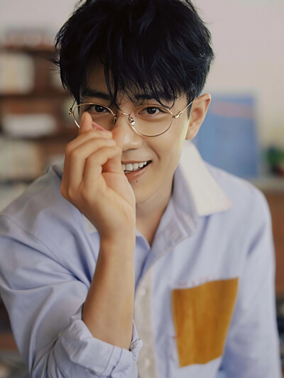 祝肖战生日快乐～～～
岁月不居，时节如流。你一边经历一边领悟，获得了前进一步的勇气，也拥有了后退一寸的从容。
 
总是在片场角落里遇见你揣摩剧本的身影，也偶尔于音乐旋律中感受你的情绪表达。工作中的你变得…