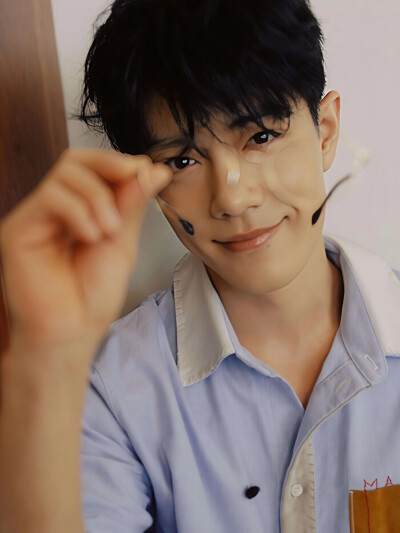 祝肖战生日快乐～～～
岁月不居，时节如流。你一边经历一边领悟，获得了前进一步的勇气，也拥有了后退一寸的从容。
 
总是在片场角落里遇见你揣摩剧本的身影，也偶尔于音乐旋律中感受你的情绪表达。工作中的你变得…