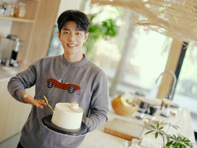 #肖战1005生日快乐# 长路循光，步履成诗。又是一年十月金秋，时光卷轴上镌刻着你愈加丰盈的足迹，祝你在新的一岁继续热爱无休。   过去的这一年，你作「郭靖」披甲挽弓跃马襄阳城，挥洒侠者豪情；作「藏海」于权谋迷…