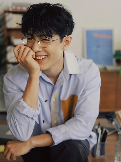 祝肖战生日快乐～～～
岁月不居，时节如流。你一边经历一边领悟，获得了前进一步的勇气，也拥有了后退一寸的从容。
 
总是在片场角落里遇见你揣摩剧本的身影，也偶尔于音乐旋律中感受你的情绪表达。工作中的你变得…