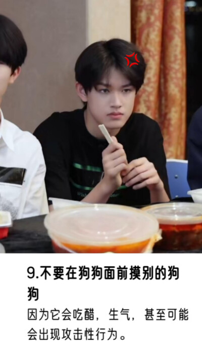 我只是摸了一下别的狗狗 我家狗就成这样了…