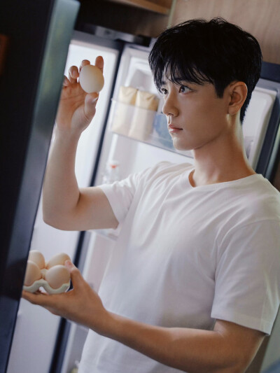 #肖战1005生日快乐# 长路循光，步履成诗。又是一年十月金秋，时光卷轴上镌刻着你愈加丰盈的足迹，祝你在新的一岁继续热爱无休。   过去的这一年，你作「郭靖」披甲挽弓跃马襄阳城，挥洒侠者豪情；作「藏海」于权谋迷…