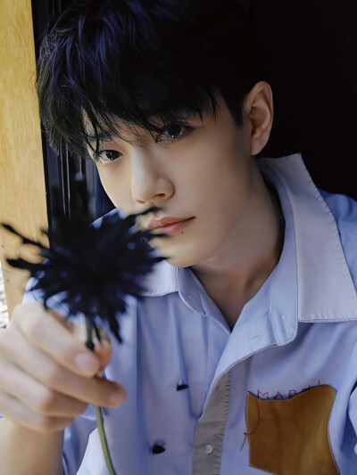 祝肖战生日快乐～～～
岁月不居，时节如流。你一边经历一边领悟，获得了前进一步的勇气，也拥有了后退一寸的从容。
 
总是在片场角落里遇见你揣摩剧本的身影，也偶尔于音乐旋律中感受你的情绪表达。工作中的你变得…