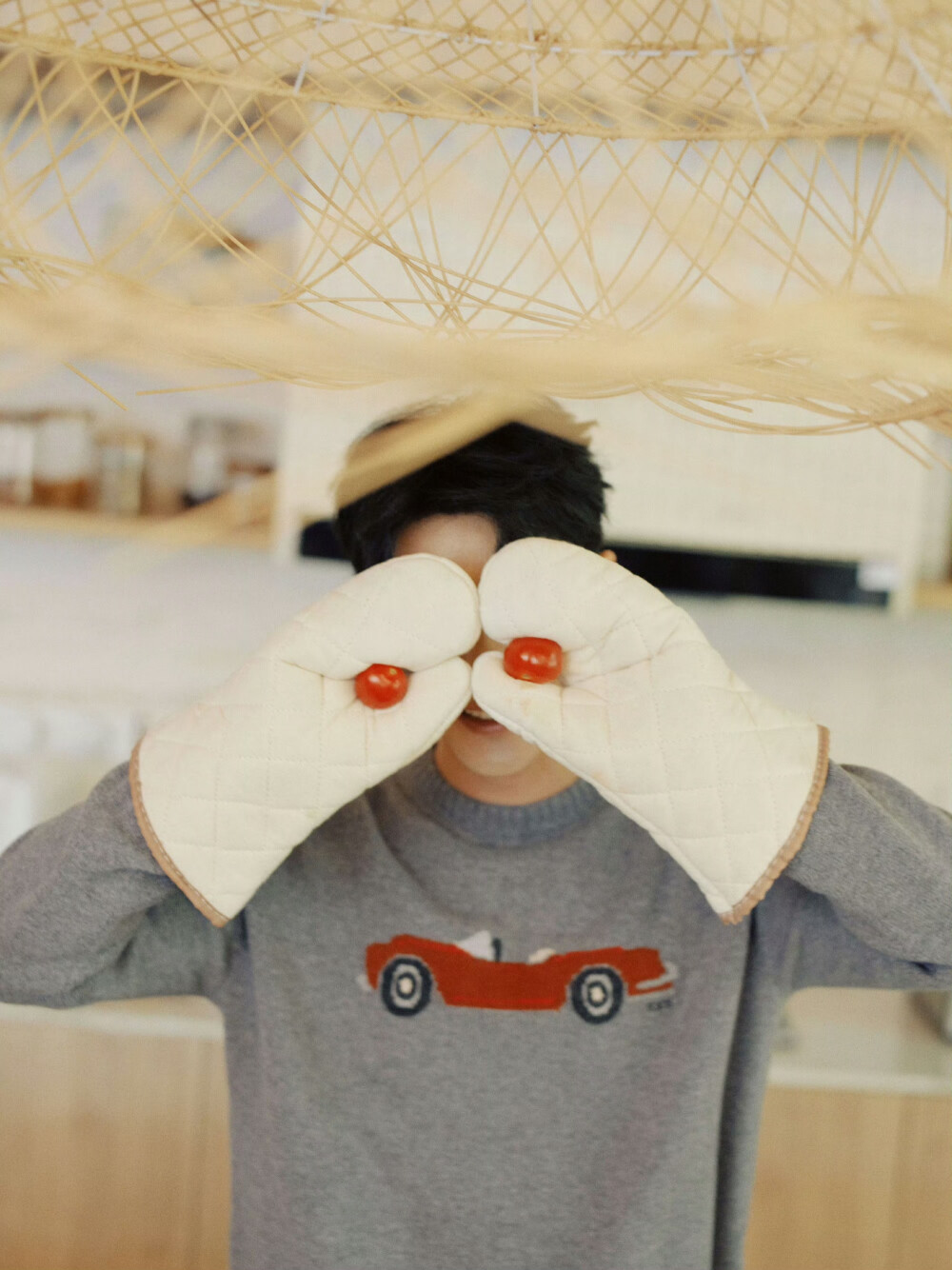 #肖战1005生日快乐# 长路循光，步履成诗。又是一年十月金秋，时光卷轴上镌刻着你愈加丰盈的足迹，祝你在新的一岁继续热爱无休。   过去的这一年，你作「郭靖」披甲挽弓跃马襄阳城，挥洒侠者豪情；作「藏海」于权谋迷局中斡旋，蛰伏十年执棋破局；作「任少白」游走于危机之间，伺机而动......在各种角色中体验百味人生。你在剧本上写满密密麻麻的标记，反复琢磨神情动作和心理状态，都只是为了和他更近一步。无论故事如何变换，你用心共振一个个他，深怀敬畏，将每一段旅程缀成诗篇。   音乐里安放着自我的言语，你沉浸在节奏里，对歌词一字一句地反复斟酌，在场景风格上一帧一画地讨论修改。你积极地输出自己的想法和构思，把每一程的见闻定格，搭建起小小的音乐宇宙，将坦诚真心摆在奔赴而来的听众前。时间对于勇敢的人来说，从无回头可言，迎风越海的一路漂流，明灯作塔，助你大步前行。   世界落入你的眼中，自然也在你的脚下。一路上，你在观察，在感受，在探知，路边转角的惊喜偶遇，演唱会上的热泪盈眶，你在被记录的同时也用自己的镜头记录下了生活的每一瞬，不只有夜晚的家乡街道，还有海外风情的红砖瓦房。偶尔也会玩心大发，因为捡到糖果节传