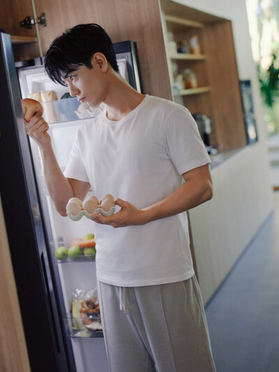 #肖战1005生日快乐# 长路循光，步履成诗。又是一年十月金秋，时光卷轴上镌刻着你愈加丰盈的足迹，祝你在新的一岁继续热爱无休。   过去的这一年，你作「郭靖」披甲挽弓跃马襄阳城，挥洒侠者豪情；作「藏海」于权谋迷…