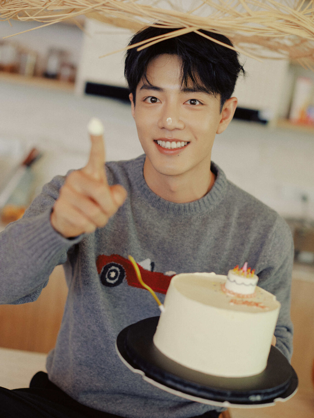 #肖战1005生日快乐# 长路循光，步履成诗。又是一年十月金秋，时光卷轴上镌刻着你愈加丰盈的足迹，祝你在新的一岁继续热爱无休。   过去的这一年，你作「郭靖」披甲挽弓跃马襄阳城，挥洒侠者豪情；作「藏海」于权谋迷局中斡旋，蛰伏十年执棋破局；作「任少白」游走于危机之间，伺机而动......在各种角色中体验百味人生。你在剧本上写满密密麻麻的标记，反复琢磨神情动作和心理状态，都只是为了和他更近一步。无论故事如何变换，你用心共振一个个他，深怀敬畏，将每一段旅程缀成诗篇。   音乐里安放着自我的言语，你沉浸在节奏里，对歌词一字一句地反复斟酌，在场景风格上一帧一画地讨论修改。你积极地输出自己的想法和构思，把每一程的见闻定格，搭建起小小的音乐宇宙，将坦诚真心摆在奔赴而来的听众前。时间对于勇敢的人来说，从无回头可言，迎风越海的一路漂流，明灯作塔，助你大步前行。   世界落入你的眼中，自然也在你的脚下。一路上，你在观察，在感受，在探知，路边转角的惊喜偶遇，演唱会上的热泪盈眶，你在被记录的同时也用自己的镜头记录下了生活的每一瞬，不只有夜晚的家乡街道，还有海外风情的红砖瓦房。偶尔也会玩心大发，因为捡到糖果节传