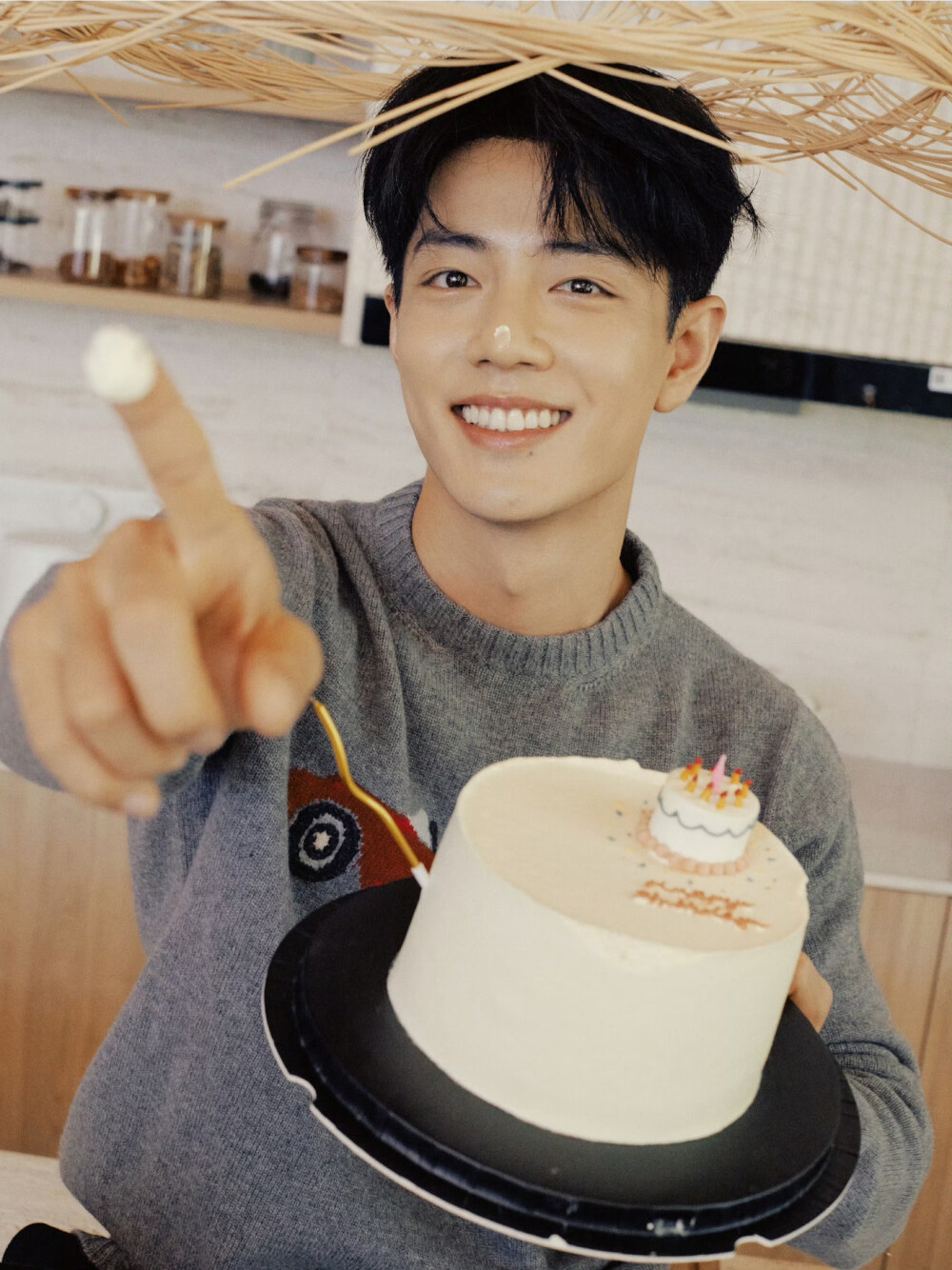 #肖战1005生日快乐# 长路循光，步履成诗。又是一年十月金秋，时光卷轴上镌刻着你愈加丰盈的足迹，祝你在新的一岁继续热爱无休。   过去的这一年，你作「郭靖」披甲挽弓跃马襄阳城，挥洒侠者豪情；作「藏海」于权谋迷局中斡旋，蛰伏十年执棋破局；作「任少白」游走于危机之间，伺机而动......在各种角色中体验百味人生。你在剧本上写满密密麻麻的标记，反复琢磨神情动作和心理状态，都只是为了和他更近一步。无论故事如何变换，你用心共振一个个他，深怀敬畏，将每一段旅程缀成诗篇。   音乐里安放着自我的言语，你沉浸在节奏里，对歌词一字一句地反复斟酌，在场景风格上一帧一画地讨论修改。你积极地输出自己的想法和构思，把每一程的见闻定格，搭建起小小的音乐宇宙，将坦诚真心摆在奔赴而来的听众前。时间对于勇敢的人来说，从无回头可言，迎风越海的一路漂流，明灯作塔，助你大步前行。   世界落入你的眼中，自然也在你的脚下。一路上，你在观察，在感受，在探知，路边转角的惊喜偶遇，演唱会上的热泪盈眶，你在被记录的同时也用自己的镜头记录下了生活的每一瞬，不只有夜晚的家乡街道，还有海外风情的红砖瓦房。偶尔也会玩心大发，因为捡到糖果节传