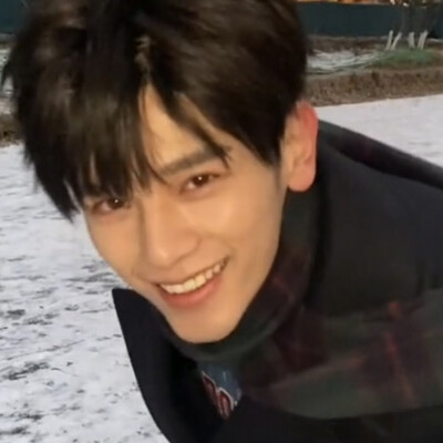 眼睛亮晶晶的狗男一枚