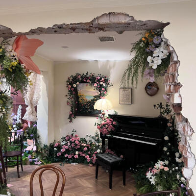 这个时代常常给我一种身处末世的错觉，权与色享受着大厦倾颓的狂欢。
普通人怀揣着微末善意在尘世中苦苦挣扎着，最后也仅仅是朦胧中来，朦胧中去。